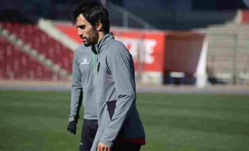 TWITTER: @FCJuarez Arribas entrenando con Bravos