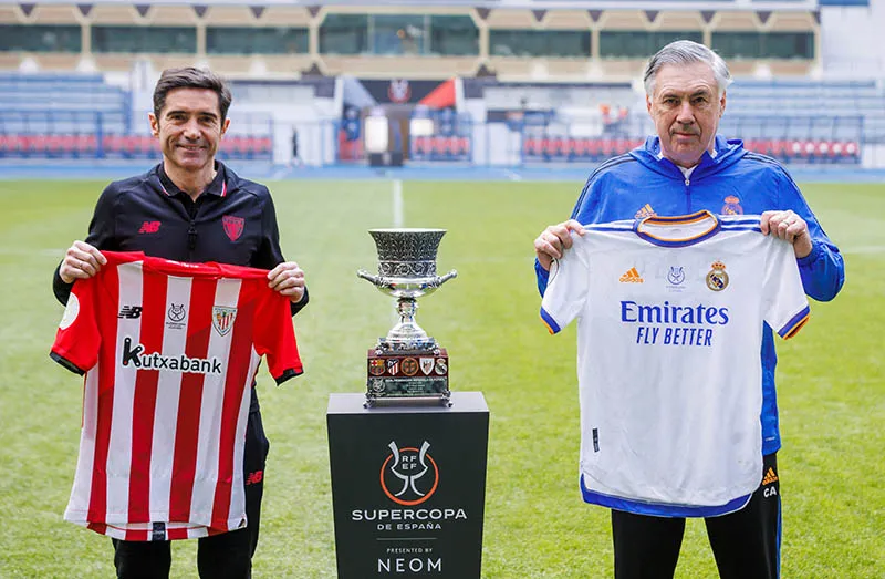 EFE Ancelotti y Garcóa posan junto a la Supercopa de España