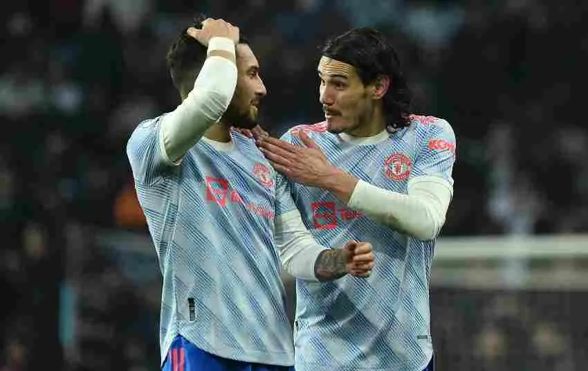 AP Edison Cavani y Telles durante el partido