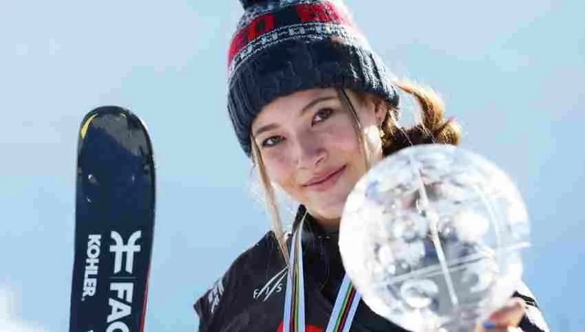 TWITTER: @Pekín2022 Eileen Gu entrenando previo a los Juegos de Invierno