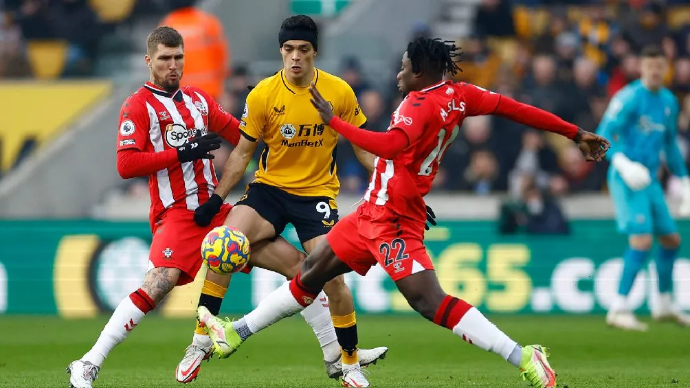TWITTER | @SOUTHAMPTONFC Raúl Jiménez jugando partido con Wolverhampton vs Southampton
