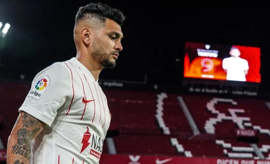 TWITTER @SevillaFC El mexicano en su presentación con Sevilla