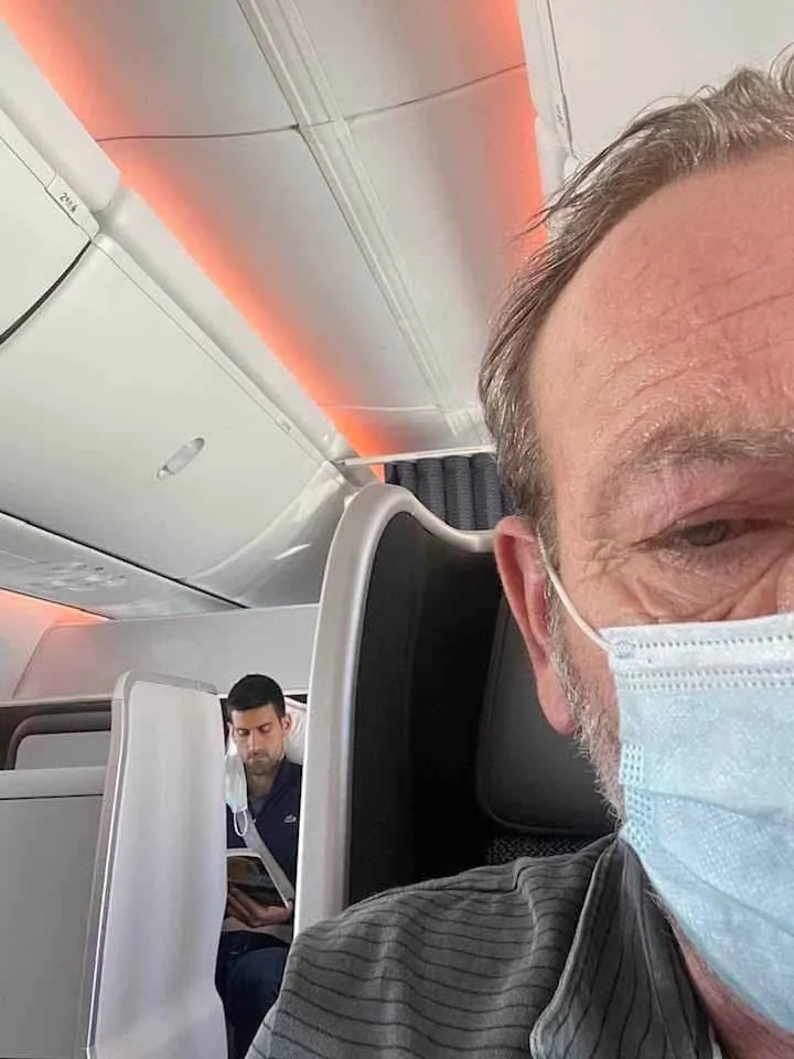 Twitter @extrajohntra Djokovic captado sin el uso de cubrebocas