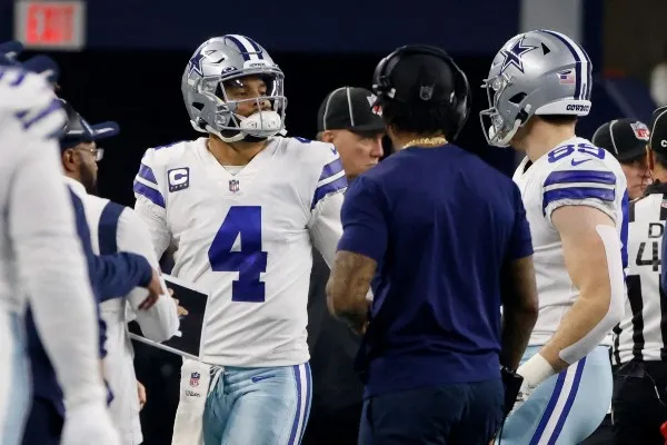 AP Dak Prescott reacciona durante juego