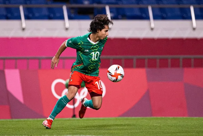 MEXSPORT Diego Lainez en acción con el Tricolor