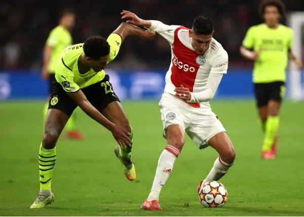TWITTER @EdsonAlvarez19 Edson Álvarez en acción con el Ajax