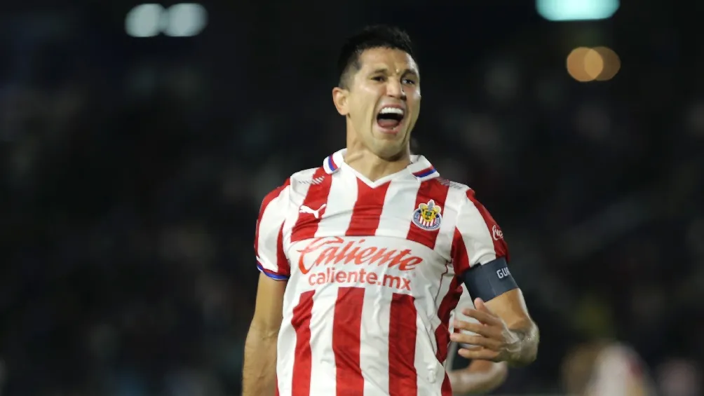 MEXSPORT Jesús Molina festejando gol con Chivas en la Liga MX