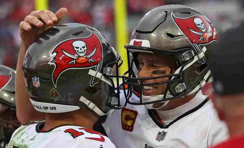 AP Tom Brady celebrando con Mike Evans