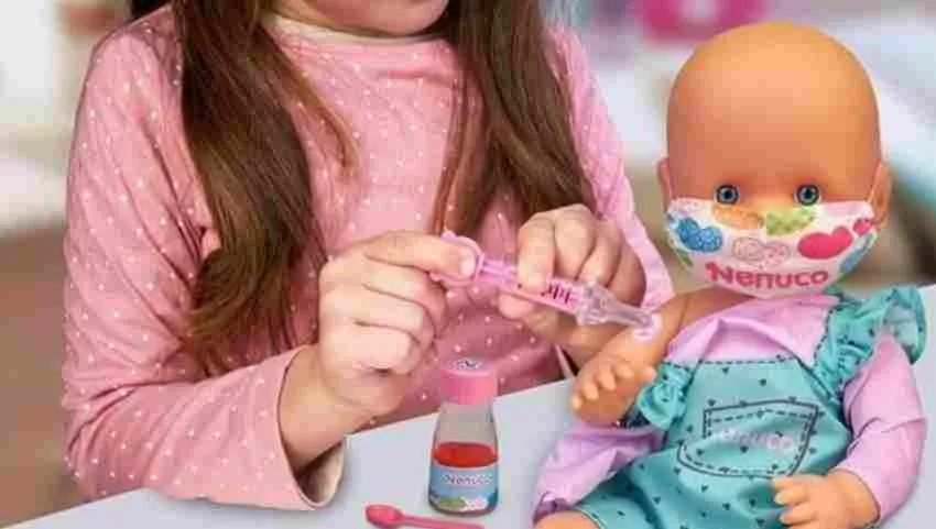 TWITTER: @JuguetesFamosa Muñeco infantil caracterizado con las medidas Covid