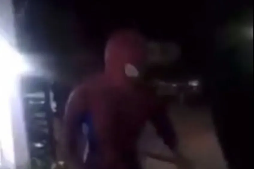 ESPECIAL Mujer tratando de meter a los niños a su casa