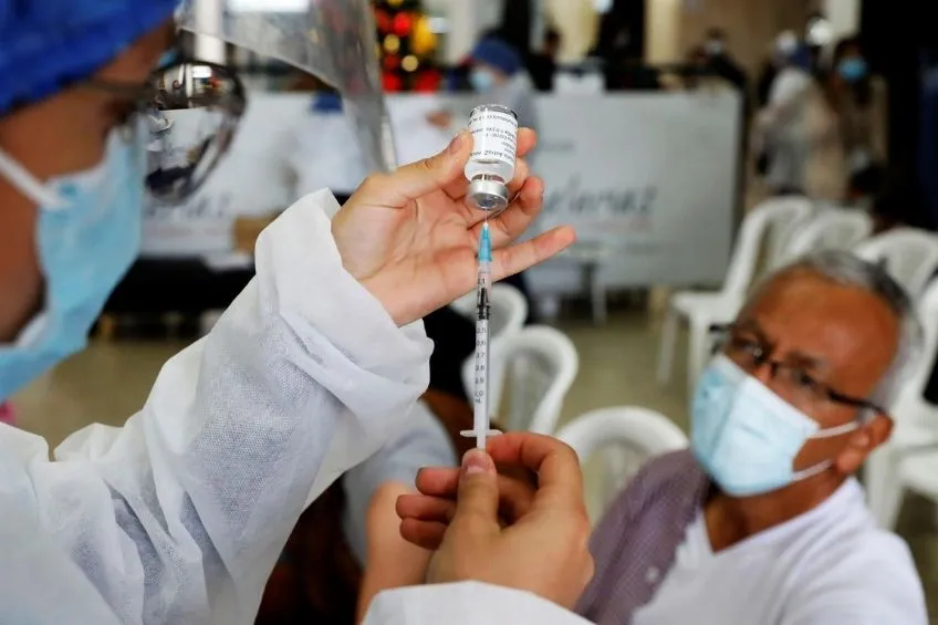 EFE Enfermera preparando la vacuna de una persona