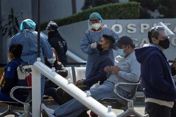 EFE Mexicanos se realizan prueba de antígenos para detectar Covid-19