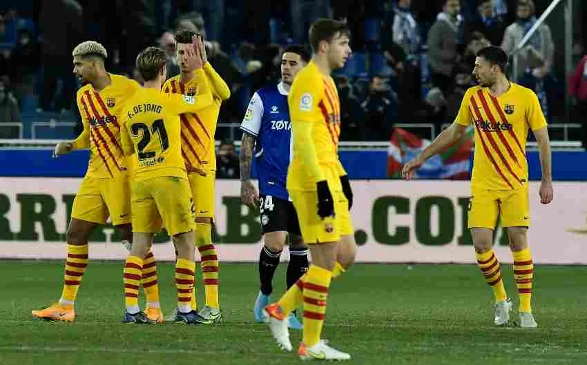 AP De Jong y Piqué celebrando el gol