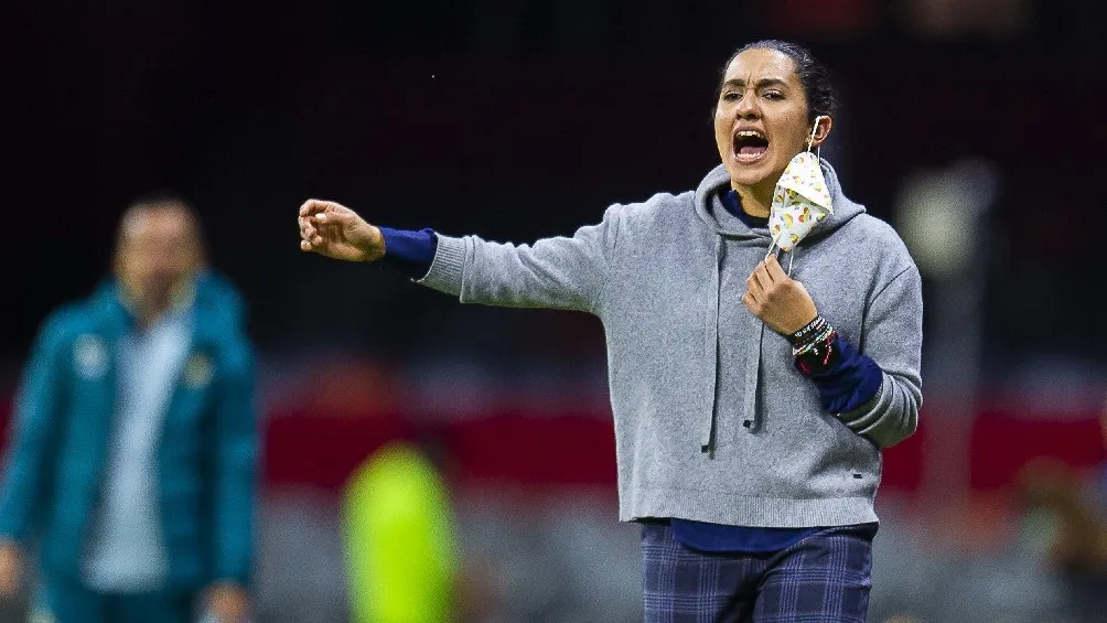 MEXSPORT Eva Espejo dirigiendo a Rayadas en la Liga MX Femenil