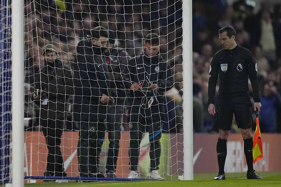 AP Arbitros en un partido de la Premier League