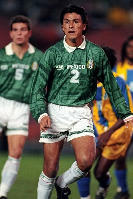 MEXSPORT Claudio Suárez en un partido con el Tri