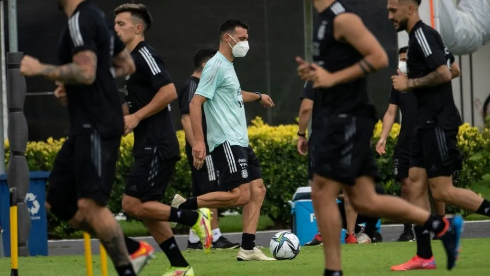AP Scaloni en una práctica con Argentina