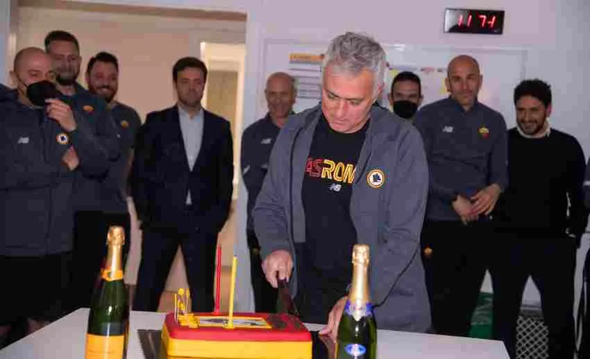 @OfficialASRoma Mou partiendo su pastel