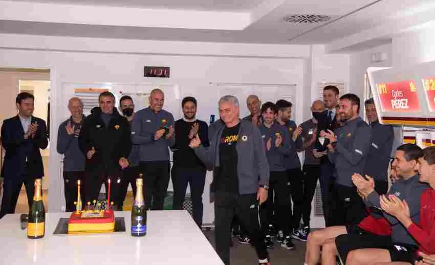@OfficialASRoma Mourinho festejando su cumpleaños con sus jugadores
