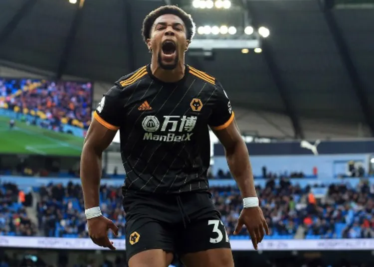 AP Adama Traoré durante un duelo con Wolves