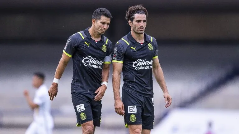 IMAGO7 Jesús Molina y Antonio Briseño durante partido con Chivas en Liga MX