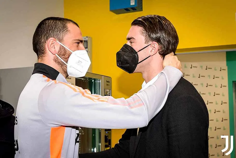 Twitter @juventusfc Vlahovic y Bonucci, en las instalaciones de la Juve