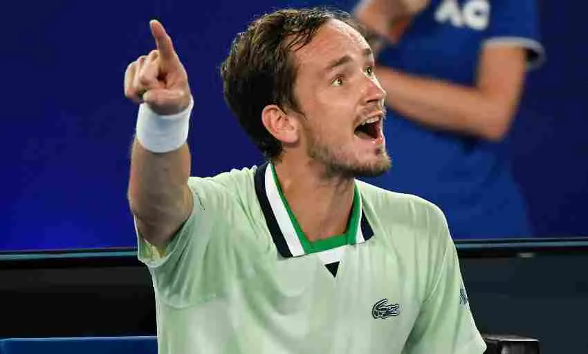 AP Medvedev discutiendo con el juez