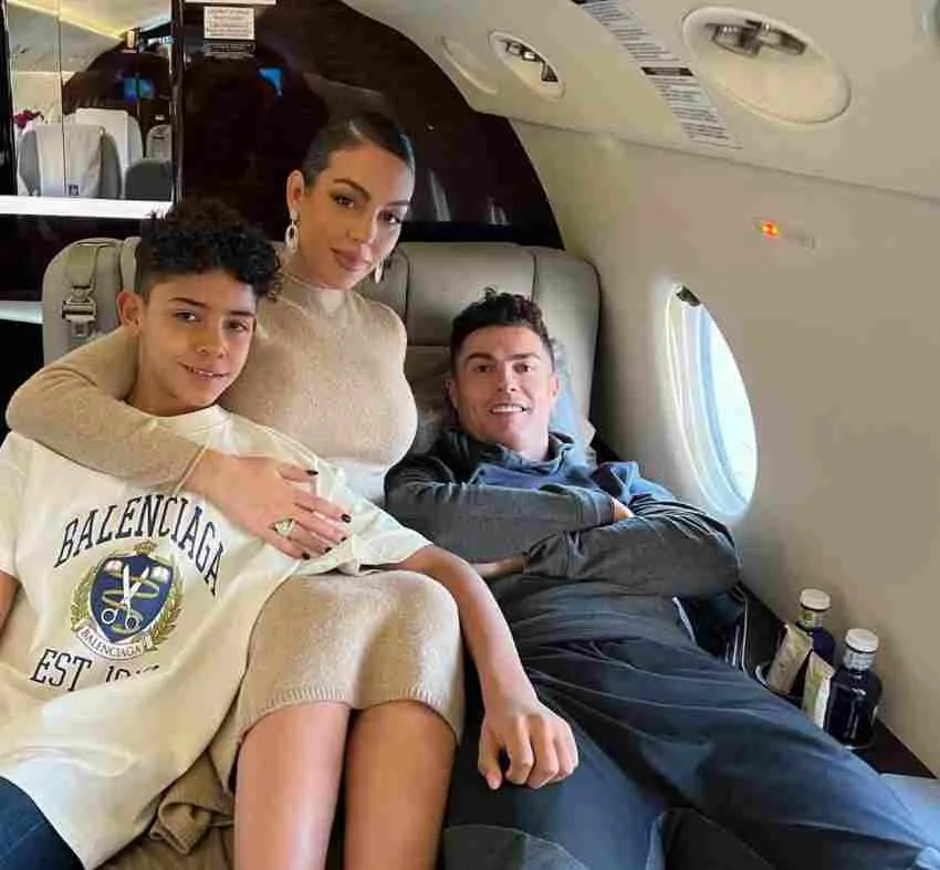 INSTAGRAM: @georginagio La familia de CR7 en un vuelo