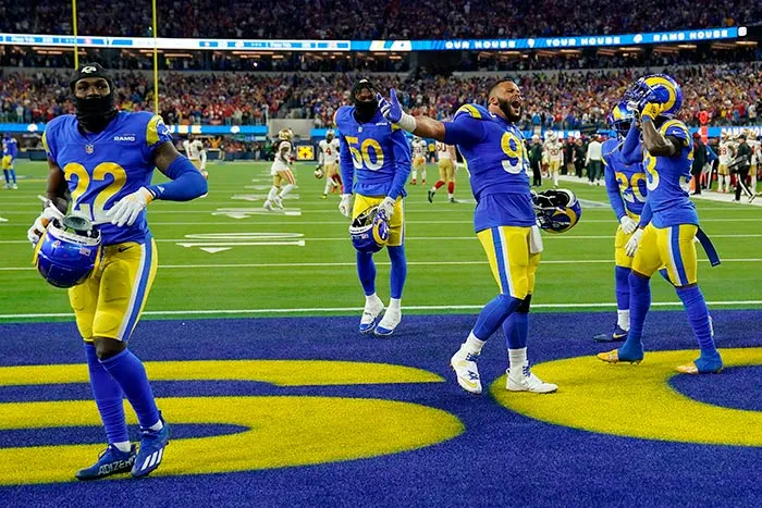 AP Los Rams celebran en casa