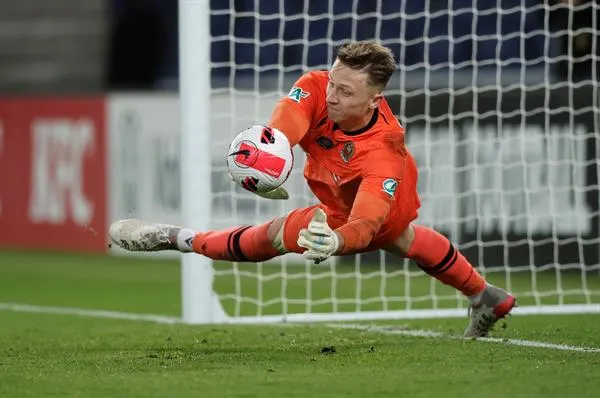 EFE Marcin Bułka deteniendo el penal