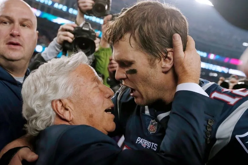 AP Tom Brady junto a Robert Kraft tras ganar el Super Bowl
