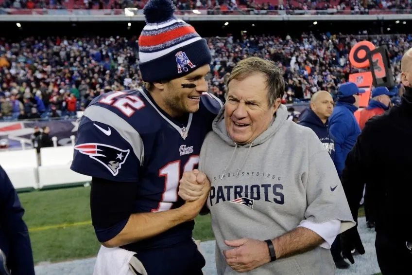 AP Tom Brady y Bill Belichick tras un partido