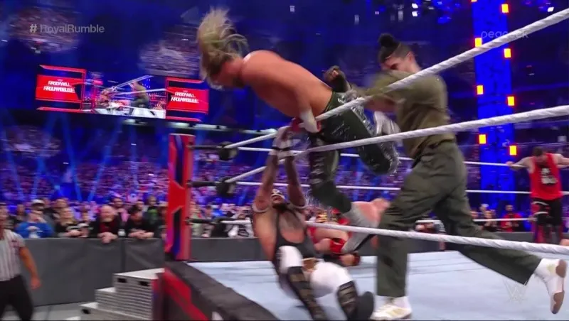 WWE Rey Mysterio y Bad Bunny eliminando a Ziggler