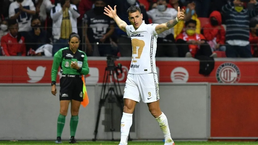 IMAGO7 Dinenno en un partido con Pumas