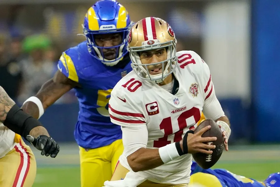 AP Jimmy Garoppolo durante un partido con 49ers