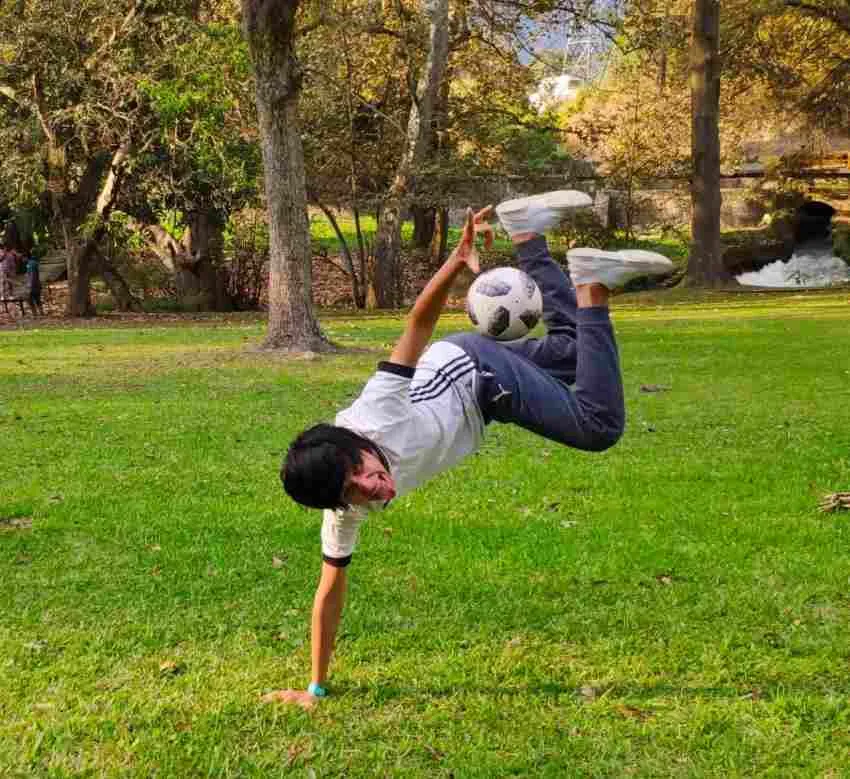 INSTAGRAM: @alexstylers17 Alex dominando la pelota