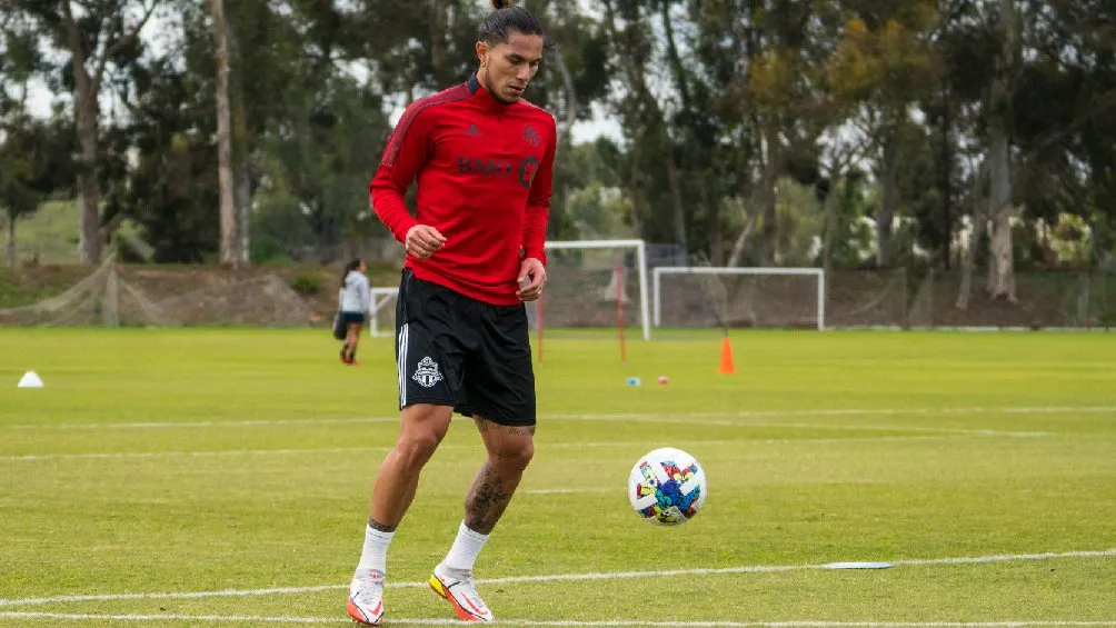 TWITTER | @TORONTOFC Carlos Salcedo entrenando con el Toronto FC de la MLS