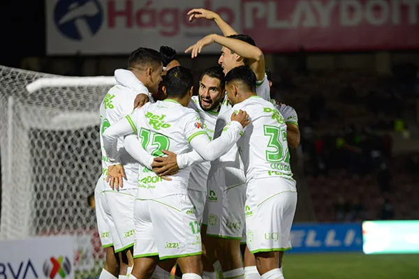 IMAGO7 Jugadores de Bravos festejan un gol