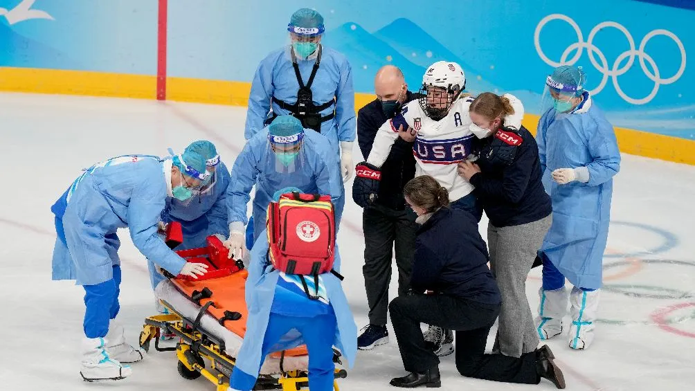 AP Brianna Decker es atendida por los médicos tras sufrir lesión