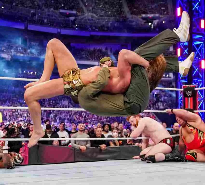 TWITTER: @wweespanol Bad Bunny en el Royal Rumble