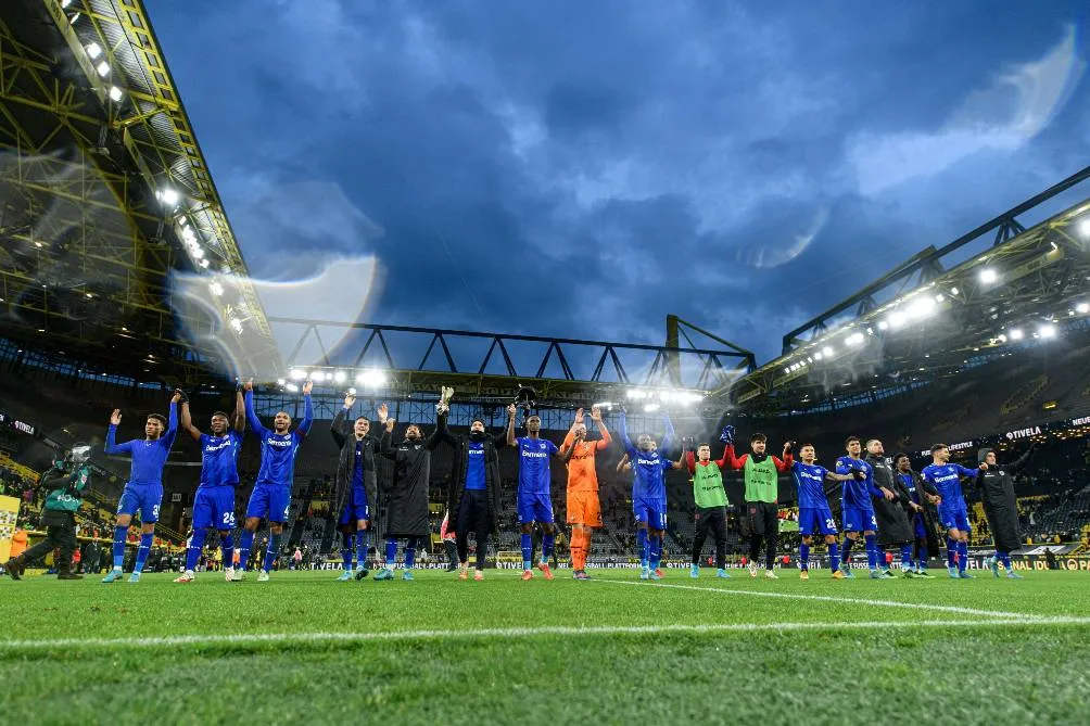 TWITTER: @bayer04fussball Leverkusen celebra en el campo rival