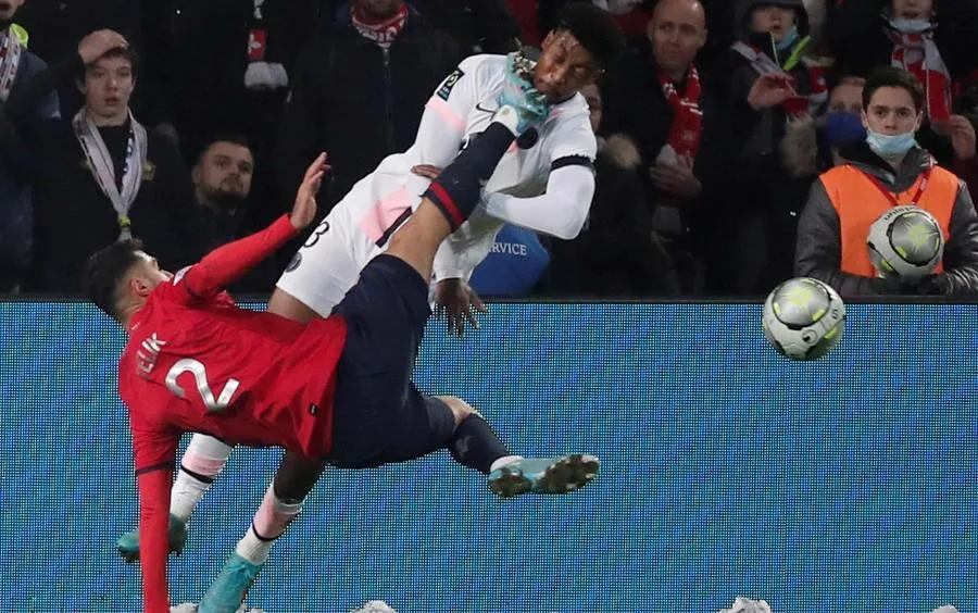 EFE Presnel Kimpembe también sufrió de la rudeza del Lille