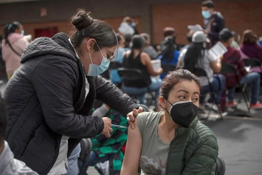 EFE Persona recibiendo la vacuna contra el Coronavirus