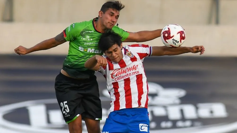 IMAGO7 JJ Macías disputa un balón