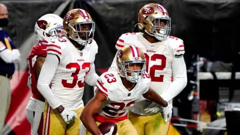 AP Jugadores de los 49ers en una acción