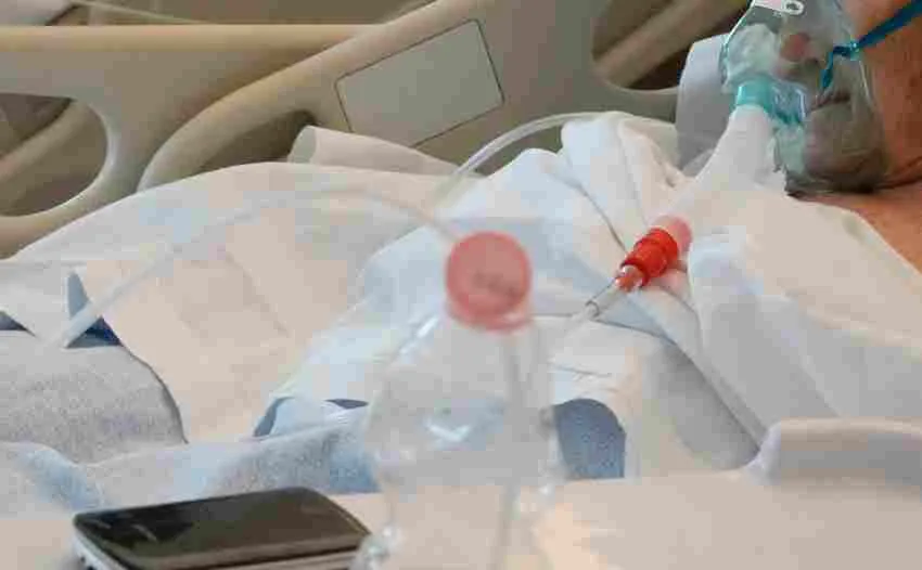 AP Persona hospitalizada por Covid