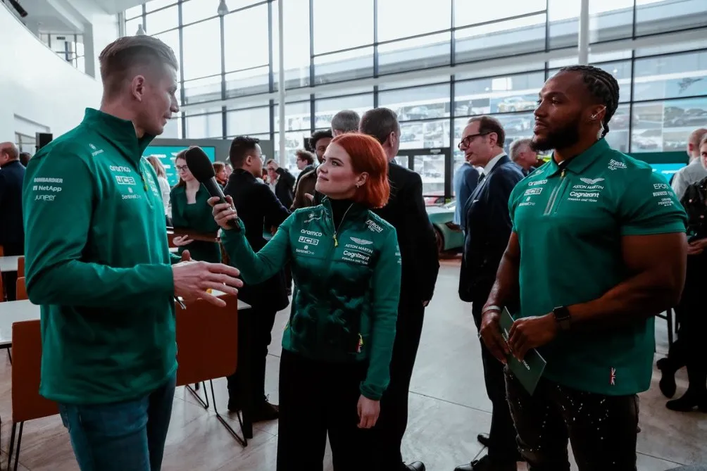 TWITTER: @AstonMartinF1 El equipo de Aston, previo al lanzamiento mundial del AMR22