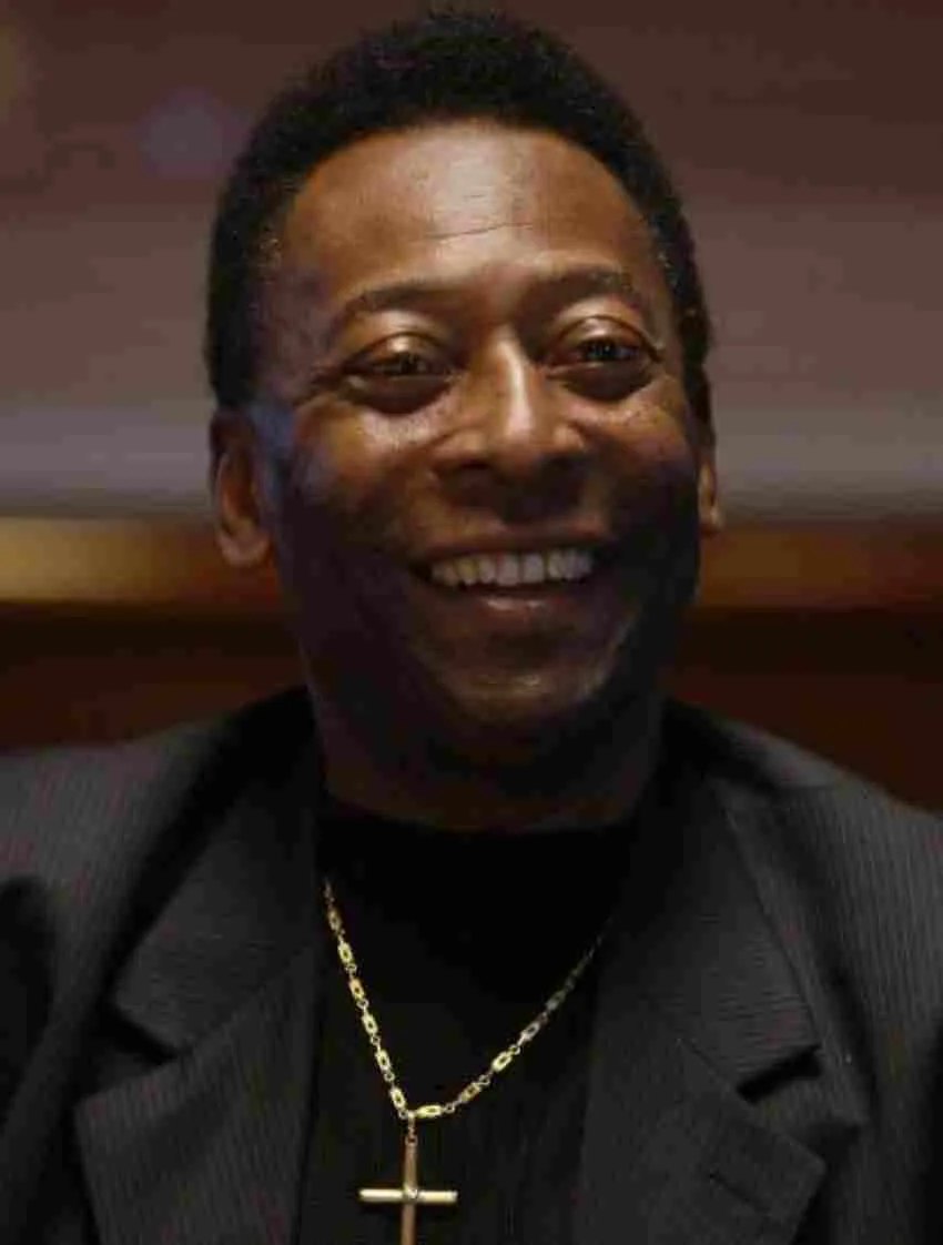 TWITTER: @pele Pelé en una conferencia de prensa