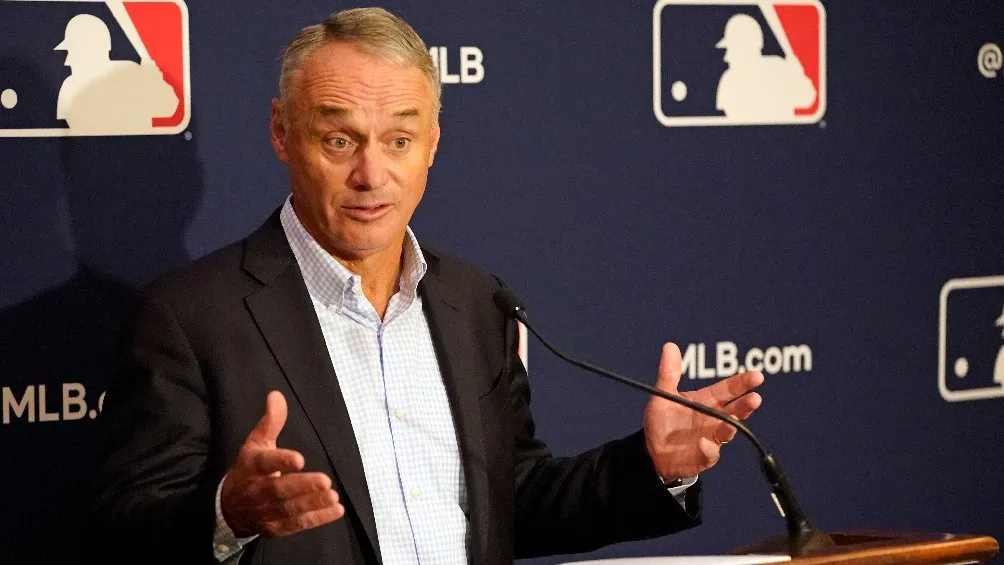 AP El comisionado de la MLB Rob Manfred durante una rueda de prensa
