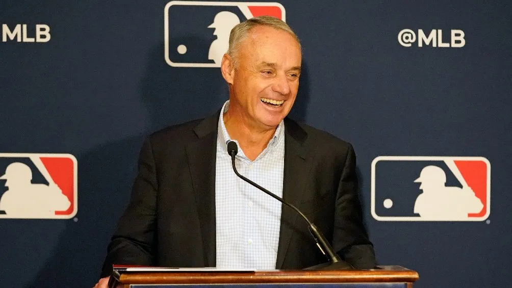 AP El comisionado de la MLB Rob Manfred durante una rueda de prensa